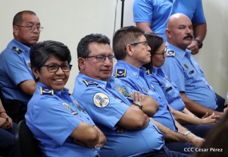 Medallas a Hombres y Mujeres de la Policía cuya disposición quedó demostrada en sus Años de Servicio al Pueblo