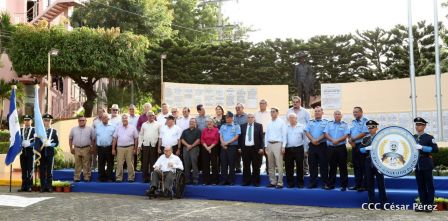 Medallas a Hombres y Mujeres de la Policía cuya disposición quedó demostrada en sus Años de Servicio al Pueblo