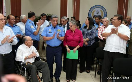 Medallas a Hombres y Mujeres de la Policía cuya disposición quedó demostrada en sus Años de Servicio al Pueblo