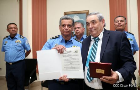 Medallas a Hombres y Mujeres de la Policía cuya disposición quedó demostrada en sus Años de Servicio al Pueblo