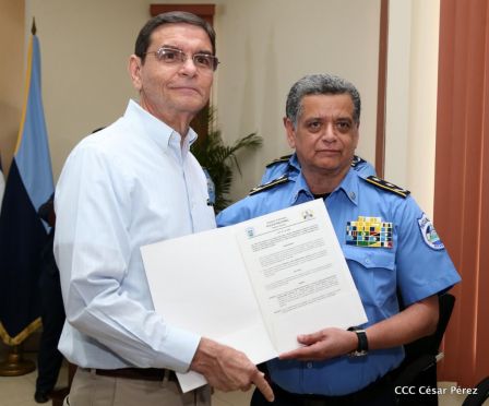 Medallas a Hombres y Mujeres de la Policía cuya disposición quedó demostrada en sus Años de Servicio al Pueblo