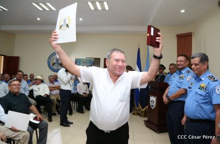 Medallas a Hombres y Mujeres de la Policía cuya disposición quedó demostrada en sus Años de Servicio al Pueblo