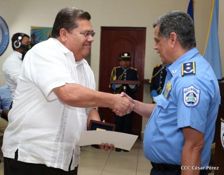 Medallas a Hombres y Mujeres de la Policía cuya disposición quedó demostrada en sus Años de Servicio al Pueblo