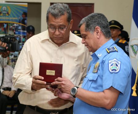 Medallas a Hombres y Mujeres de la Policía cuya disposición quedó demostrada en sus Años de Servicio al Pueblo