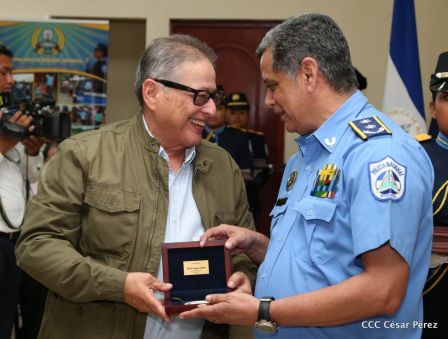Medallas a Hombres y Mujeres de la Policía cuya disposición quedó demostrada en sus Años de Servicio al Pueblo