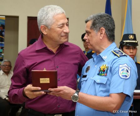 Medallas a Hombres y Mujeres de la Policía cuya disposición quedó demostrada en sus Años de Servicio al Pueblo