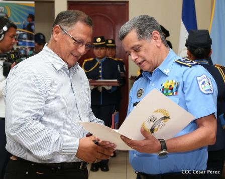 Medallas a Hombres y Mujeres de la Policía cuya disposición quedó demostrada en sus Años de Servicio al Pueblo