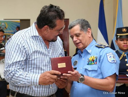 Medallas a Hombres y Mujeres de la Policía cuya disposición quedó demostrada en sus Años de Servicio al Pueblo