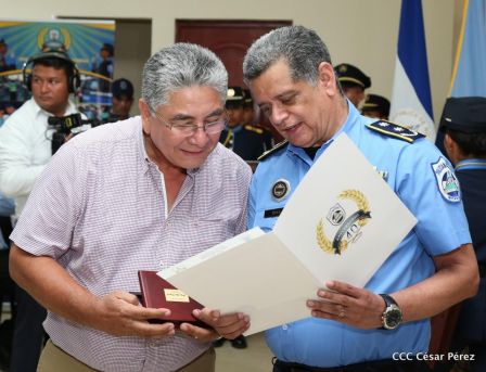Medallas a Hombres y Mujeres de la Policía cuya disposición quedó demostrada en sus Años de Servicio al Pueblo