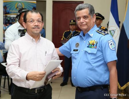 Medallas a Hombres y Mujeres de la Policía cuya disposición quedó demostrada en sus Años de Servicio al Pueblo