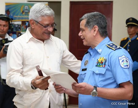 Medallas a Hombres y Mujeres de la Policía cuya disposición quedó demostrada en sus Años de Servicio al Pueblo