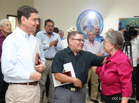 Medallas a Hombres y Mujeres de la Policía cuya disposición quedó demostrada en sus Años de Servicio al Pueblo