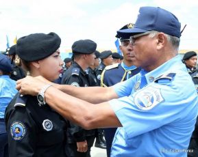 Imponen grados a miembros de la DOEP