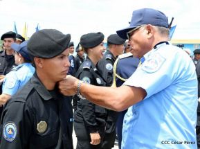 Imponen grados a miembros de la DOEP
