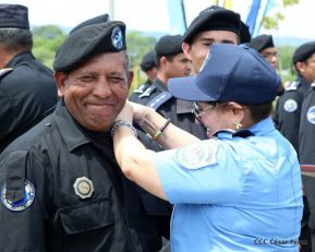 Imponen grados a miembros de la DOEP