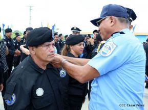 Imponen grados a miembros de la DOEP