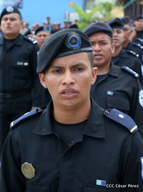 Imponen grados a miembros de la DOEP