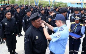 Imponen grados a miembros de la DOEP