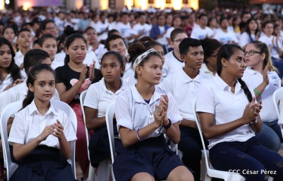 Presidente Daniel Ortega y vicepresidenta Rosario Murillo reciben la Antorcha de la Libertad y la Unidad Centroamericana