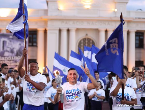 Presidente Daniel Ortega y vicepresidenta Rosario Murillo reciben la Antorcha de la Libertad y la Unidad Centroamericana