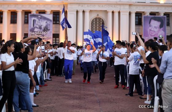 Presidente Daniel Ortega y vicepresidenta Rosario Murillo reciben la Antorcha de la Libertad y la Unidad Centroamericana