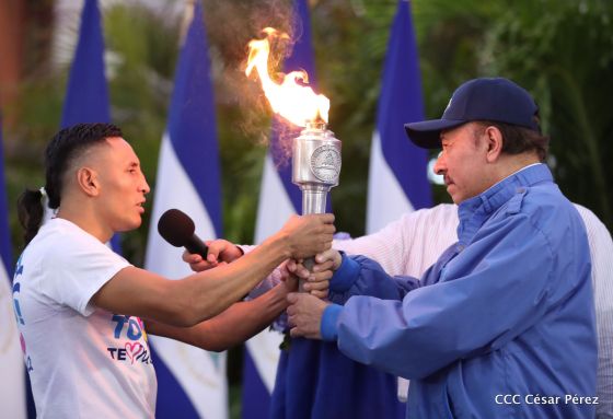 Presidente Daniel Ortega y vicepresidenta Rosario Murillo reciben la Antorcha de la Libertad y la Unidad Centroamericana