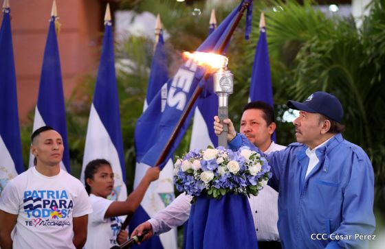 Presidente Daniel Ortega y vicepresidenta Rosario Murillo reciben la Antorcha de la Libertad y la Unidad Centroamericana