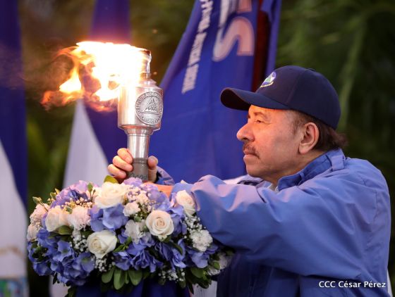 Presidente Daniel Ortega y vicepresidenta Rosario Murillo reciben la Antorcha de la Libertad y la Unidad Centroamericana