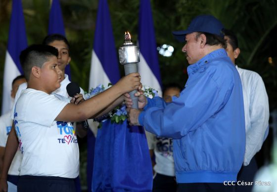 Presidente Daniel Ortega y vicepresidenta Rosario Murillo reciben la Antorcha de la Libertad y la Unidad Centroamericana