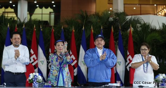 Presidente Daniel Ortega y vicepresidenta Rosario Murillo reciben la Antorcha de la Libertad y la Unidad Centroamericana
