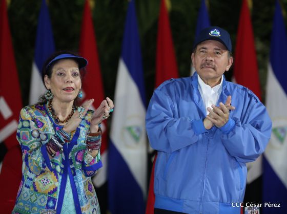 Presidente Daniel Ortega y vicepresidenta Rosario Murillo reciben la Antorcha de la Libertad y la Unidad Centroamericana