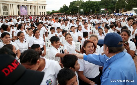 Presidente Daniel Ortega y vicepresidenta Rosario Murillo reciben la Antorcha de la Libertad y la Unidad Centroamericana