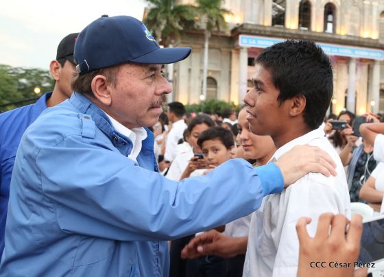 Presidente Daniel Ortega y vicepresidenta Rosario Murillo reciben la Antorcha de la Libertad y la Unidad Centroamericana