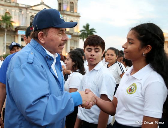 Presidente Daniel Ortega y vicepresidenta Rosario Murillo reciben la Antorcha de la Libertad y la Unidad Centroamericana