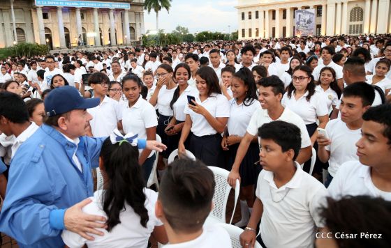 Presidente Daniel Ortega y vicepresidenta Rosario Murillo reciben la Antorcha de la Libertad y la Unidad Centroamericana