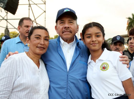 Presidente Daniel Ortega y vicepresidenta Rosario Murillo reciben la Antorcha de la Libertad y la Unidad Centroamericana