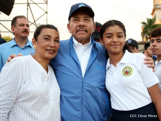 Presidente Daniel Ortega y vicepresidenta Rosario Murillo reciben la Antorcha de la Libertad y la Unidad Centroamericana