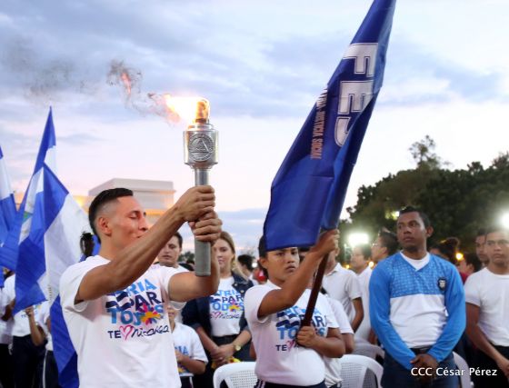 Presidente Daniel Ortega y vicepresidenta Rosario Murillo reciben la Antorcha de la Libertad y la Unidad Centroamericana