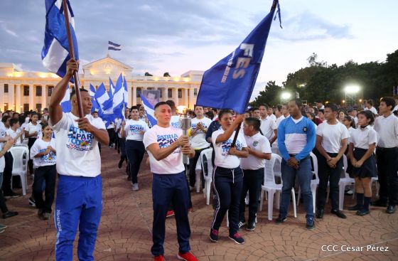Presidente Daniel Ortega y vicepresidenta Rosario Murillo reciben la Antorcha de la Libertad y la Unidad Centroamericana