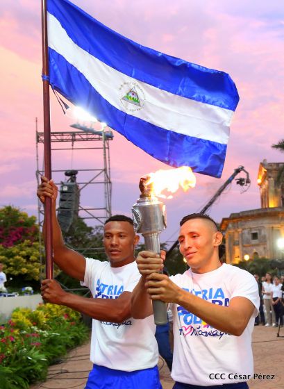 Presidente Daniel Ortega y vicepresidenta Rosario Murillo reciben la Antorcha de la Libertad y la Unidad Centroamericana