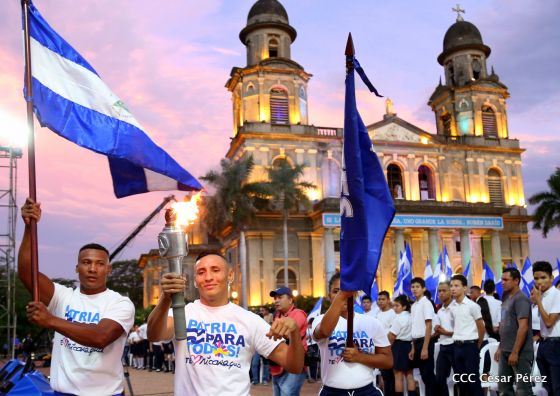 Presidente Daniel Ortega y vicepresidenta Rosario Murillo reciben la Antorcha de la Libertad y la Unidad Centroamericana