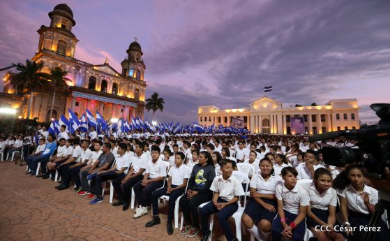 Presidente Daniel Ortega y vicepresidenta Rosario Murillo reciben la Antorcha de la Libertad y la Unidad Centroamericana
