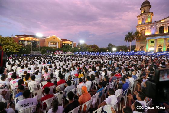 Presidente Daniel Ortega y vicepresidenta Rosario Murillo reciben la Antorcha de la Libertad y la Unidad Centroamericana