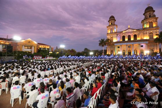 Presidente Daniel Ortega y vicepresidenta Rosario Murillo reciben la Antorcha de la Libertad y la Unidad Centroamericana