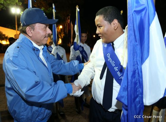 Presidente Daniel Ortega y vicepresidenta Rosario Murillo reciben la Antorcha de la Libertad y la Unidad Centroamericana