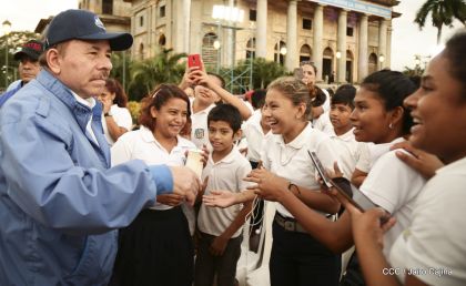 Presidente Daniel Ortega y vicepresidenta Rosario Murillo reciben la Antorcha de la Libertad y la Unidad Centroamericana