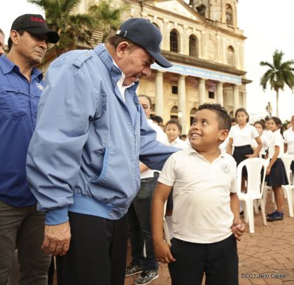 Presidente Daniel Ortega y vicepresidenta Rosario Murillo reciben la Antorcha de la Libertad y la Unidad Centroamericana