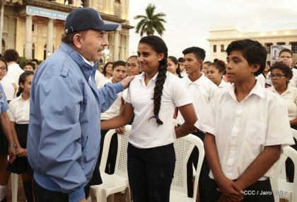 Presidente Daniel Ortega y vicepresidenta Rosario Murillo reciben la Antorcha de la Libertad y la Unidad Centroamericana