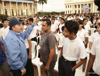 Presidente Daniel Ortega y vicepresidenta Rosario Murillo reciben la Antorcha de la Libertad y la Unidad Centroamericana