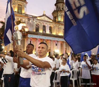 Presidente Daniel Ortega y vicepresidenta Rosario Murillo reciben la Antorcha de la Libertad y la Unidad Centroamericana